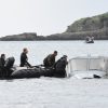墜落したオスプレイのコックピットを捜索する米兵。海上保安庁のゴムボートが遠巻きに見守る＝2016年12月14日、名護市安部、撮影・阿部岳