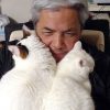 太田家の先住猫「しろ」（右）と一緒に、太田さんのひざに乗れるまでになった「ぽー」＝写真集『やさしいねこ　うちの ぽー』より