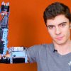 YouTubeの「Building a Prosthetic Arm With Lego 」＝Great Big Story チャンネルより