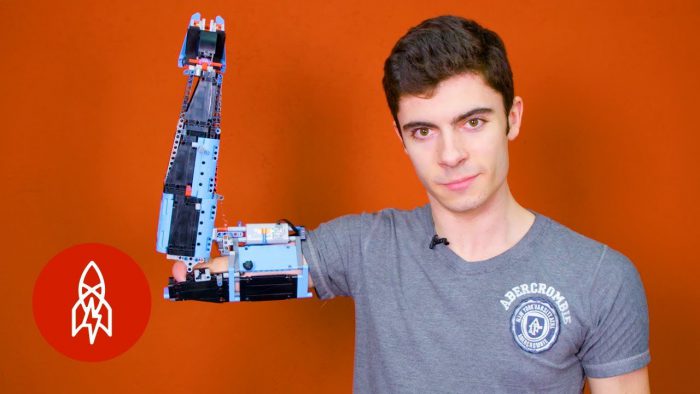 YouTubeの「Building a Prosthetic Arm With Lego 」＝Great Big Story チャンネルより