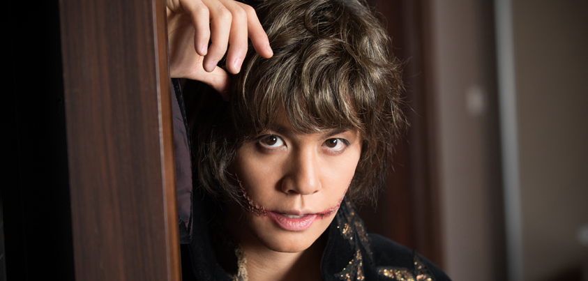 ☆激レア!!浦井健治・イベント限定受注生産写真☆ 人間を描きつくしている作品だなと」、『笑う男』浦井健治インタビュー