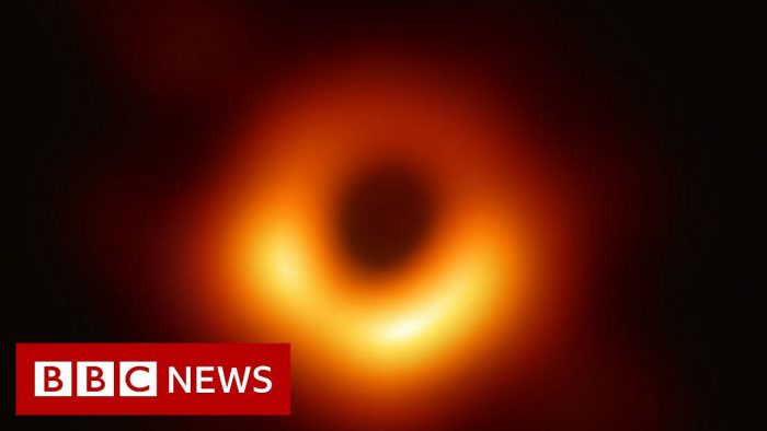 YouTubeの「First ever black hole image released」＝ BBC Newsチャンネルより