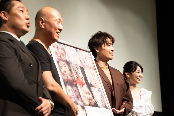 （左から）井内徳次さん、松本和巳監督、海宝直人さん、小野華那子さん＝撮影・岩村美佳