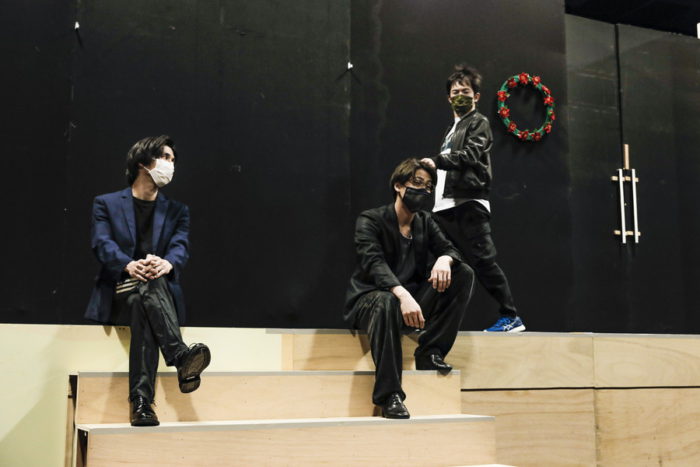 稽古場の加藤和樹さん（中央）、永島敬三さん（左）、浅利陽介さん（右）