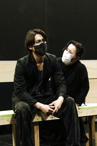 稽古場の加藤和樹さん（左）と高畑淳子さん