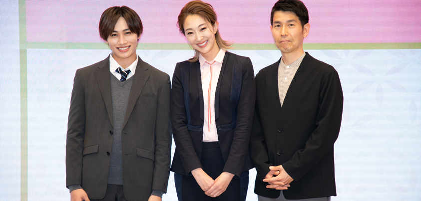 紅ゆずるさん（中央）、寺坂頼我さん（左）、堀本裕樹さん＝撮影・岩村美佳