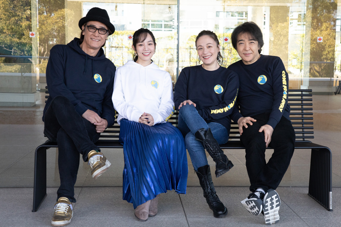 （右から）石川禅さん、シルビア・グラブさん、咲妃みゆさん、橋本さとしさん＝撮影・岩村美佳