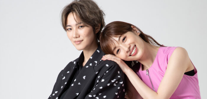 （写真右から）明日海りおさん、七海ひろきさん=撮影・岩村美佳