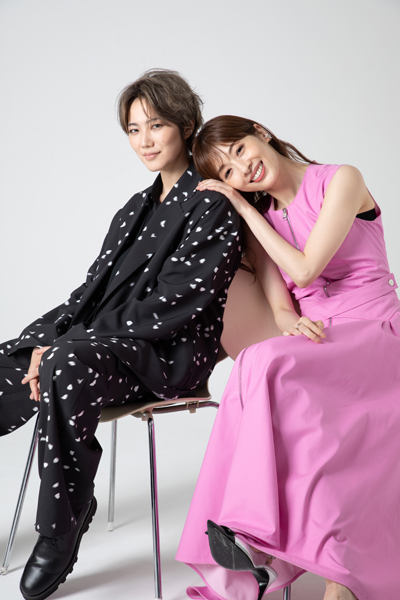（写真右から）明日海りおさん、七海ひろきさん=撮影・岩村美佳