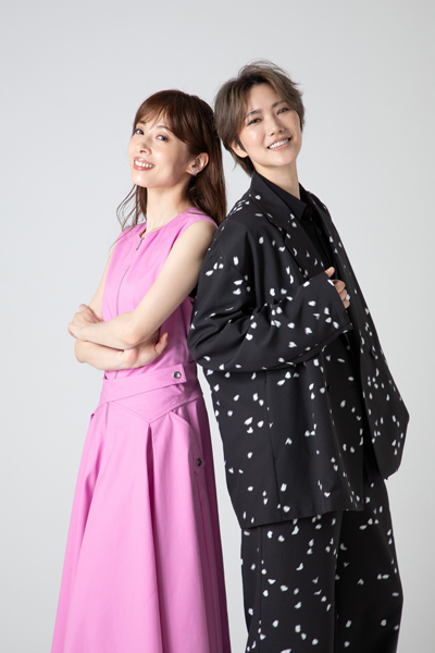 （写真右から）明日海りおさん、七海ひろきさん=撮影・岩村美佳