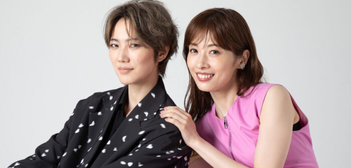 （写真右から）明日海りおさん、七海ひろきさん=撮影・岩村美佳