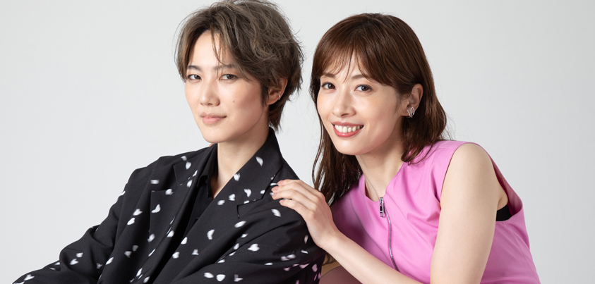 （写真右から）明日海りおさん、七海ひろきさん=撮影・岩村美佳