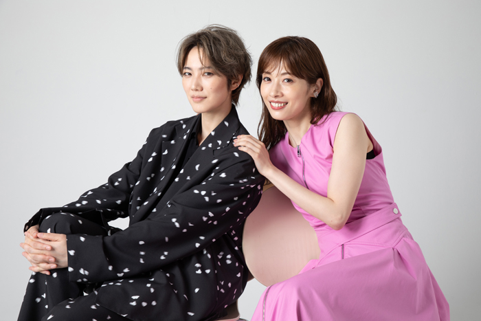 （写真右から）明日海りおさん、七海ひろきさん=撮影・岩村美佳
