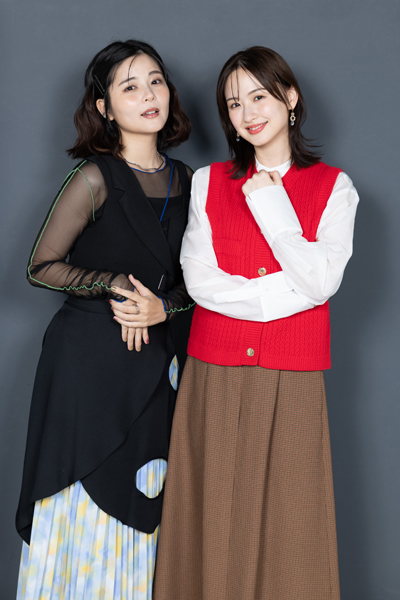 (写真右から)星風まどかさん、田村芽実さん=撮影・岩村美佳